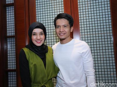 7 Momen Kemesraan Dimas Seto dan Dhini Aminarti yang Bikin Baper