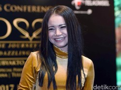 Rossa Begitu Riang Menyapa Penggemarnya di Konser