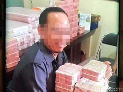 Penampakan Sekretaris Komura Memeluk Tumpukan Uang Miliaran Rupiah