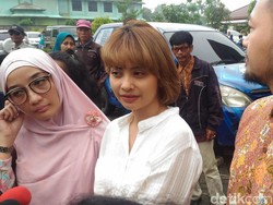 Tiwi eks T2 Bantah Cerai karena Masalah Keuangan Suami