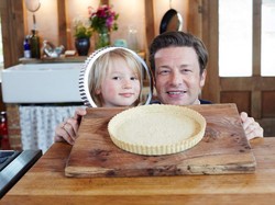 Jamie Oliver Beri 4 Tips agar Si Kecil Mau Belajar Memasak