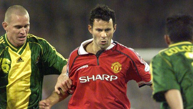 Manchester United's Ryan Giggs (C) weaves his way through Australian defenders Kasey Wehrman (L) and Simon Colosimo (R) during their match at the Melbourne Cricket Ground (MCG) in Melbourne15 July 1999. Manchester United won the match 2-0 will play the second match against Australia in Sydney 18 July at the new Olympic Stadium with a crowd in excess of 80,000 expected to attend.    (ELECTRONIC IMAGE)  AFP PHOTO/William WEST / AFP PHOTO / WILLIAM WEST