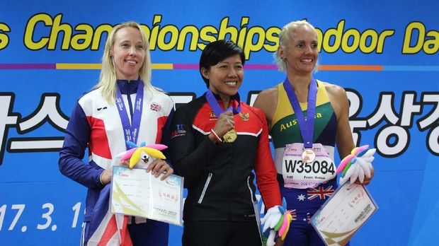 KEJUARAAN LARI WMACI Pelari putri Indonesia Dedeh Erawati (tengah) bersama pelari Inggris Claire Spurway (kiri) dan Pelari Australia Melissa Foster mengikuti upacara penganugerahan medali pertandingan nomor lari 60 meter putri kategori usia 35-39 tahun dalam kejuaraan World Masters Athletics Championships indoor (WMACI) di Daegu, Korea Selatan, Selasa (21/3). Dedeh menyumbang medali emas pertama Indonesia setelah finish dengan catatan waktu 7,81 detik, disusul Claire Spurway dengan waktu 7,95 detik dan perunggu oleh Melissa Foster dengan catatan waktu 8,16 detik. ANTARA FOTO/Hana/wpa/pras/17.