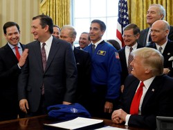 Saat Trump Bercanda Kirim Anggota Parlemen AS ke Ruang Angkasa