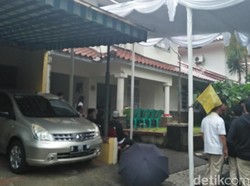 Para Pelayat Mulai Berdatangan ke Rumah Manajer JKT48 Inao Jiro