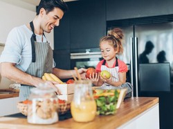 Agar Anak Tetap Aman di Dapur, Perhatikan 8 Tips Ini (1)