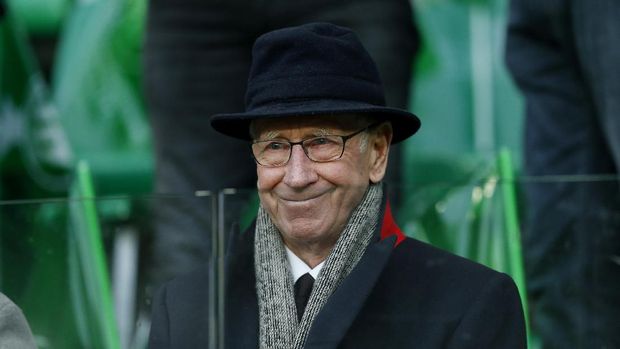 Sir Bobby Charlton lolos dari kecelakaan pesawat yang dikenal Tragedi Munich.