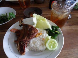 Lagi Ada di Klender? Bisa Mampir Makan Bebek Goreng Hingga Rawon Enak