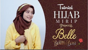 Foto: Tutorial Hijab Menutup Dada dengan Pashmina Panjang