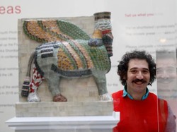 Dihancurkan ISIS, Patung Lembu Bersayap Kuno Irak Dibuat Kembali di Inggris