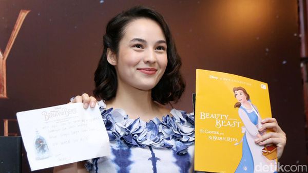 Beauty in Blue! Manisnya Chelsea Islan