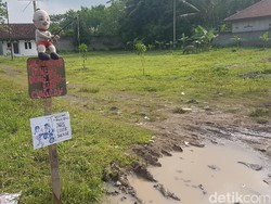 Protes Jalan Rusak di Serang, Warga Pasang Boneka sedang Memancing