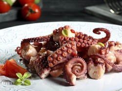 Akun Ini Dikecam Netizen, Usai Unggah Video Anak Kecil Makan Gurita Raksasa