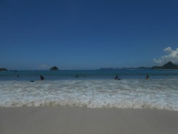 Surfing Asyik di Pantai Selong Belanak, Lombok