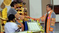 Putri Thailand Serahkan Gelar Doktor Honoris Causa ke Wapres JK