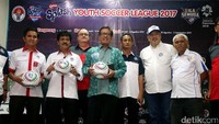 Deputi Bidang III Pembudayaan Olahraga Raden lsnanta memberikan keterangan pers terkait Liga Sepak Bola Usia Muda (Liga Semuda) U-12 di kantor Kemenpora, Jakarta, Rabu (22/3/2017).
