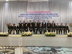 Putri Thailand Serahkan Gelar Doktor ke JK Secara Langsung