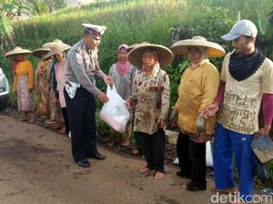 Tutup Operasi Simpatik, Polisi Cianjur Sumbang Pakaian buat Petani