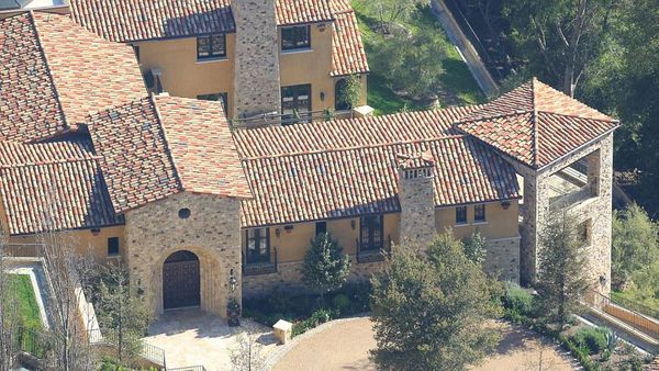 Kontras! Rumah Mewah yang Dijual Elon Musk dan Kontrakannya Kini