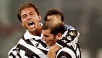 November 1999, Conte merayakan gol bersama Zinedine Zidane yang sama-sama mengalami penipisan rambut di bagian atas kepala. Foto: Claudio Villa /Allsport