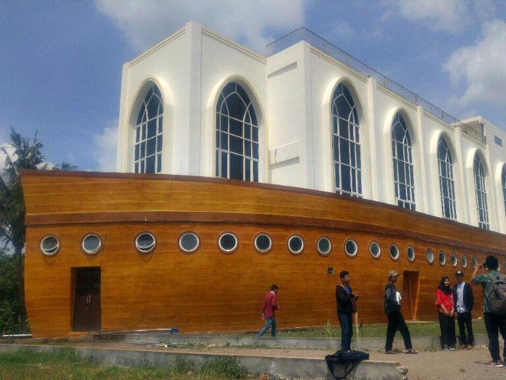 Masjid Safinatun Najah Semarang, Rumah Ibadah Unik di Atas Kapal Masjid Safinatun Najah Semarang, Rumah Ibadah Unik di Atas Kapal
