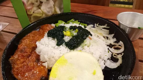 Ngumpul Bersama Sambil Menikmati Nasi Goreng Hot Plate