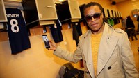 Salah satu gelandang paling ikonik di sejarah sepakbola, Edgar Davids, juga punya sejarah dengan Inter dan Barcelona kendati cuma singkat. Dia cuma setengah musim di Barcelona, bergabung pada Januari 2004 dan pergi di musim panas tahun yang sama. Dia lantas ke Inter dan cuma semusim di sana. (Foto: Christof Koepsel/Getty Images for Laureus)