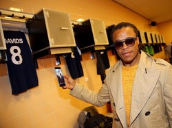 Salah satu gelandang paling ikonik di sejarah sepakbola, Edgar Davids, juga punya sejarah dengan Inter dan Barcelona kendati cuma singkat. Dia cuma setengah musim di Barcelona, bergabung pada Januari 2004 dan pergi di musim panas tahun yang sama. Dia lantas ke Inter dan cuma semusim di sana. (Foto: Christof Koepsel/Getty Images for Laureus)