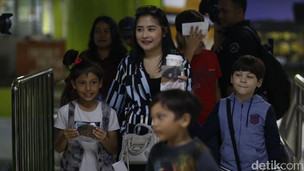 Sst.. Prilly Ternyata Baru Pertama Naik Kereta Api