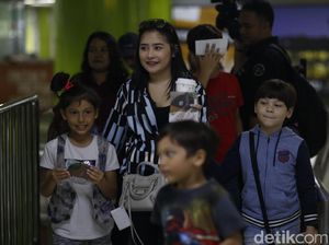 Sst.. Prilly Ternyata Baru Pertama Naik Kereta Api