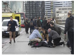 Pelaku Teror London Tabrak Warga, 1 Wanita Tercebur ke Sungai