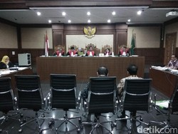 Teguh Juwarno: Bagaimana Bisa Orang yang Meninggal Terima Uang?