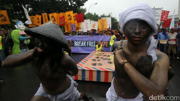 Teaterikal Menuntut Korupsi Batu Bara Diusut
