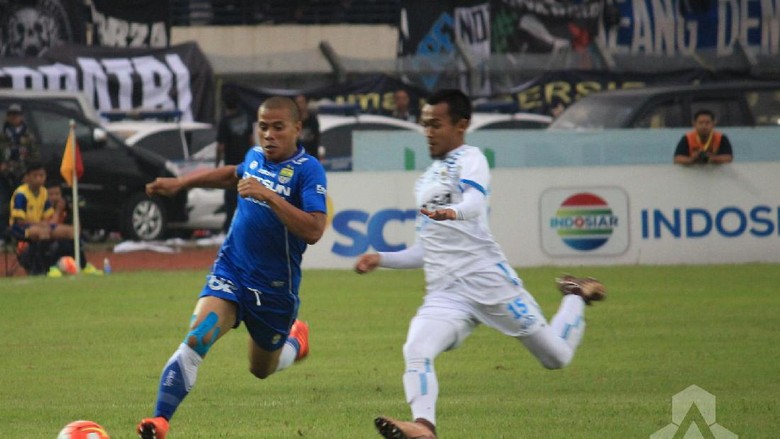 Foto Anak-Istri di Dalam Ransel Striker Persib, Tantan Foto Anak-Istri di Dalam Ransel Striker Persib, Tantan