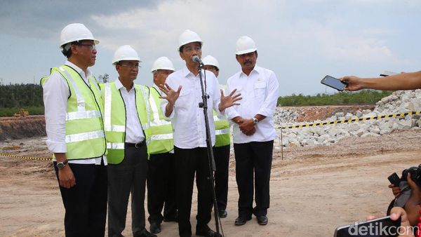 Jokowi dan Menteri PUPR Tinjau Bendungan Batam