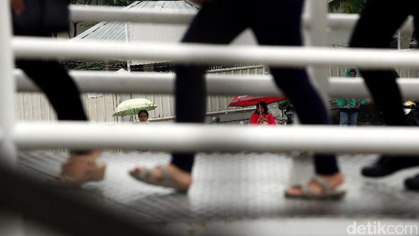 Hujan Tak Surutkan Warga Beraktifitas