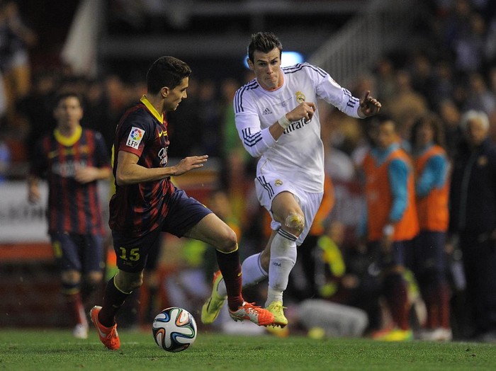 VALENCIA, SPAIN - APRIL 16:  Gareth Bale (R) of Real Madrid beats Marc Bartra   of Barcelona during the  Copa del Rey Final between Real Madrid and Barcelona at Estadio Mestalla on April 16, 2014 in Valencia, Spain.  (Photo by Denis Doyle/Getty Images)