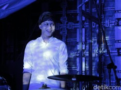 Surprise! Rizky Febian Diberi Kue oleh Dilla Putri di Atas Panggung