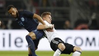 Di menit-menit awal pertandingan, Jerman lebih banyak ditekan oleh Inggris. Reuters/Carl Recine.
