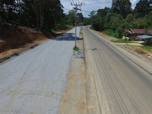 Menyusuri Jalan Akses Menuju Perbatasan RI di Entikong