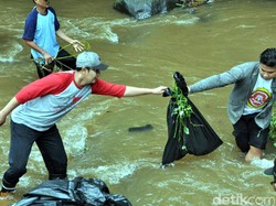 Hari Air, Wakil Wali Kota Sukabumi Bersihkan Sampah di Sungai