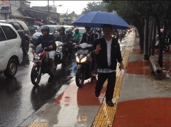 Begini Ulah Pemotor yang Naik ke Trotoar di Kramat Jati