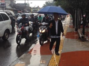 Begini Ulah Pemotor yang Naik ke Trotoar di Kramat Jati Begini Ulah Pemotor yang Naik ke Trotoar di Kramat Jati