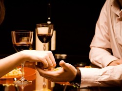 Ada Noda Menempel di Pakaian Saat Makan Malam? Ini Solusi Praktis Bersihkannya