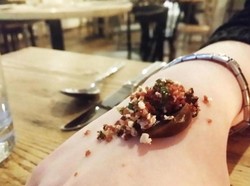 Hidangan Pembuka di Restoran Ini Disajikan Tanpa Piring Makan