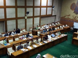 Gantikan Rini, Sri Mulyani Rapat dengan DPR Bahas Kinerja BUMN