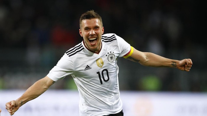 Football Soccer - Germany v England - International Friendly - Signal-Iduna-Park, Dortmund, Germany - 22/3/17 Germanys Lukas Podolski is thrown in the air by teammates after his final appearance for his country  Reuters / Wolfgang Rattay Livepic