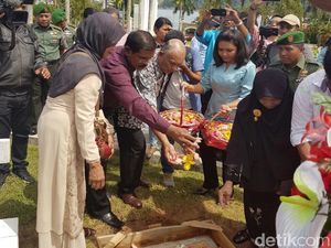 Wagub Maluku Pimpin Pemakaman Ulang AJ Patty di TMP Ambon Wagub Maluku Pimpin Pemakaman Ulang AJ Patty di TMP Ambon