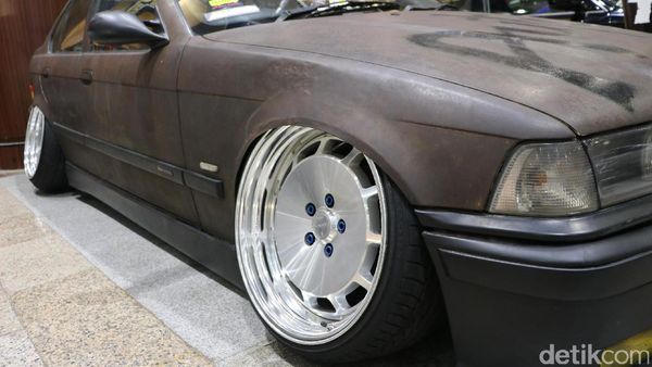 Disiram Air Keras, BMW Seri 3 Jadi Berkarat