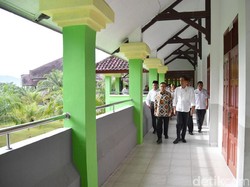 Ditemani Akbar Tanjung, Jokowi Tinjau SMA di Tapanuli Tengah